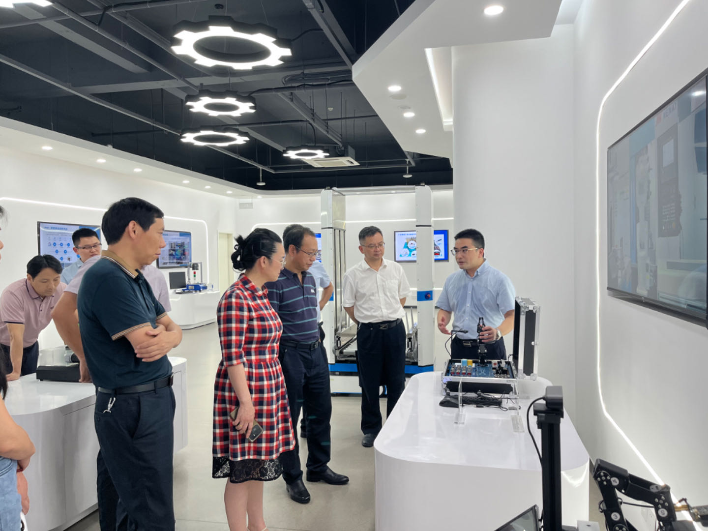 湖南5调研组参观睿图智能科技有限公司.jpg