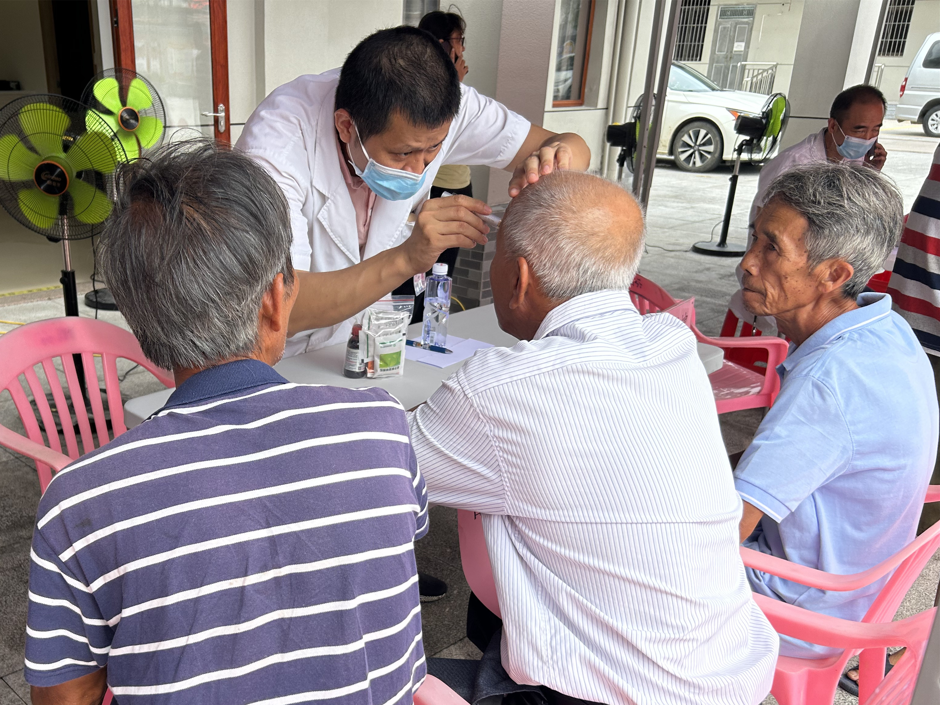 谭耀坤医生进行义诊.jpg