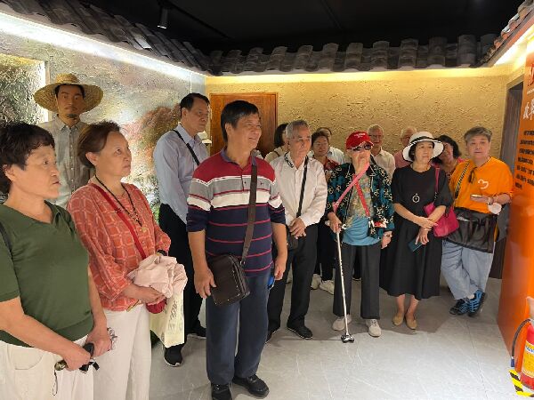 【主题教育】盟市委组织退休盟员开展重阳节活动2.jpg