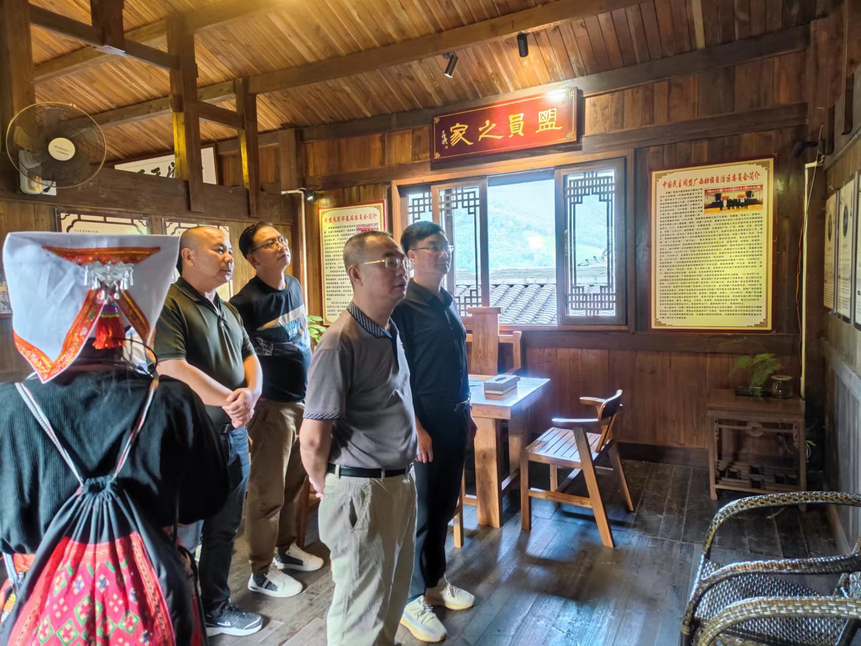 参观民盟来宾市基层委员会“盟员之家”.jpg