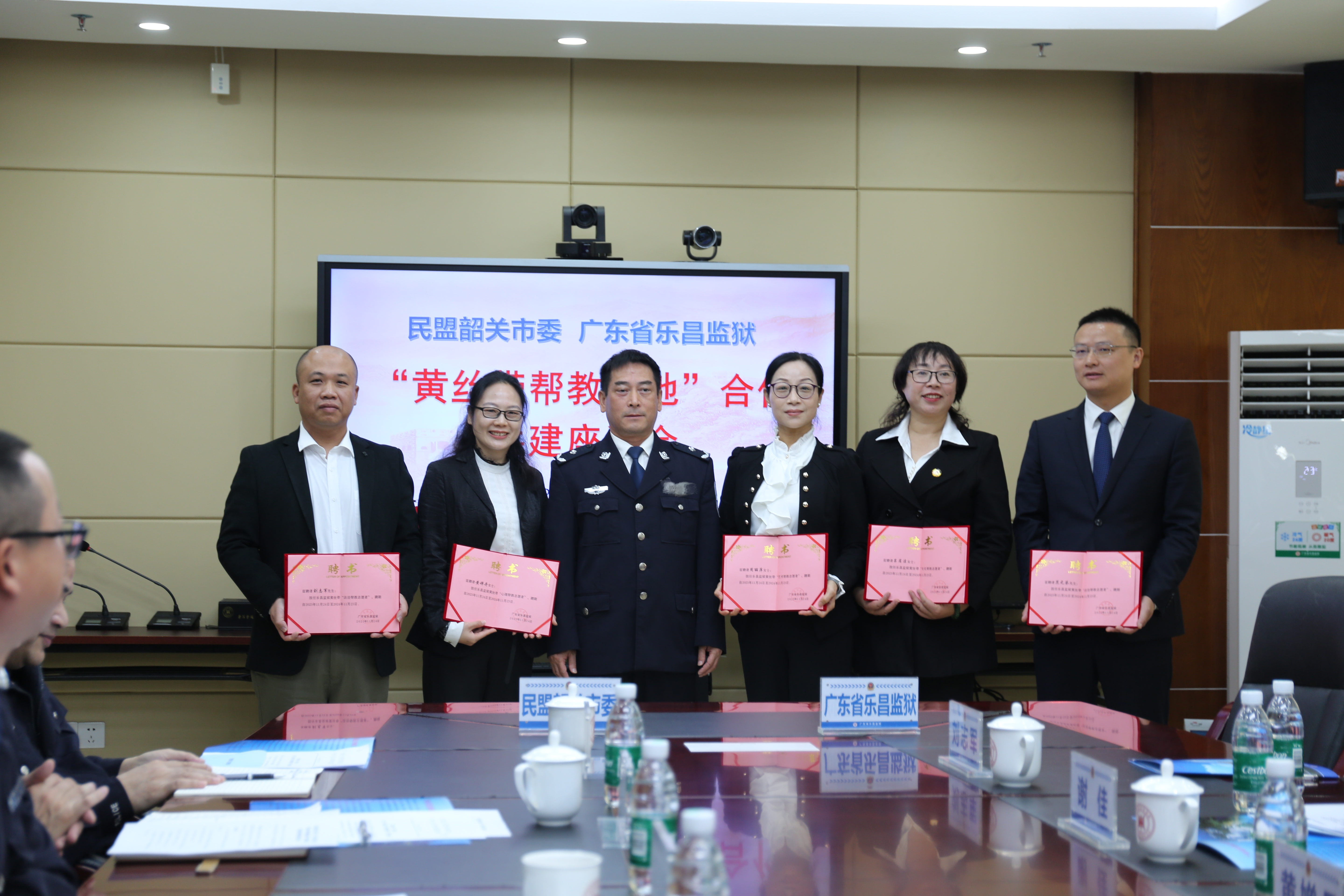 颁发聘书.JPG