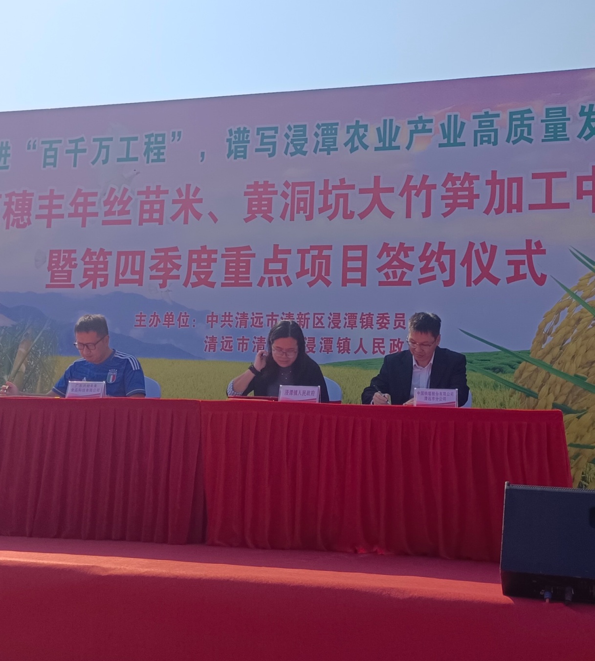 图左为盟员企业代表.jpg