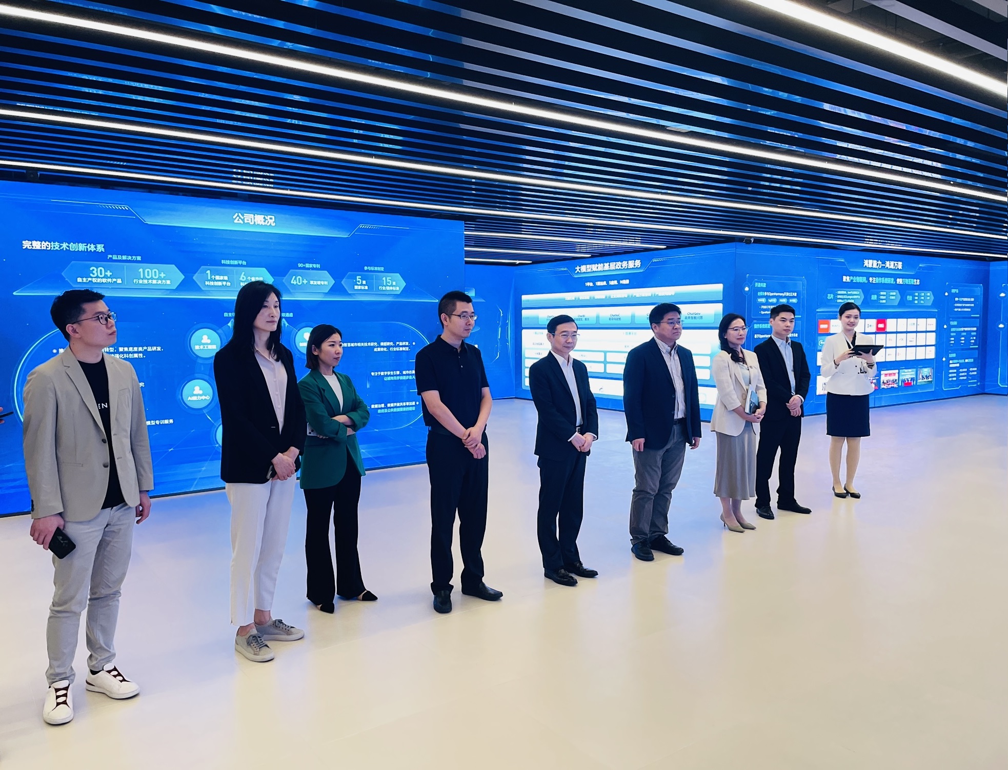 聚焦城市“智慧化”管理,民盟罗湖总支前往软通智慧开展调研2.jpg