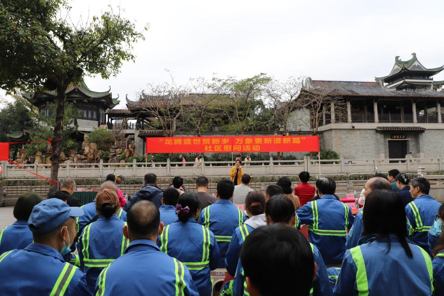 区各党派代表、环卫工人观看表演.png