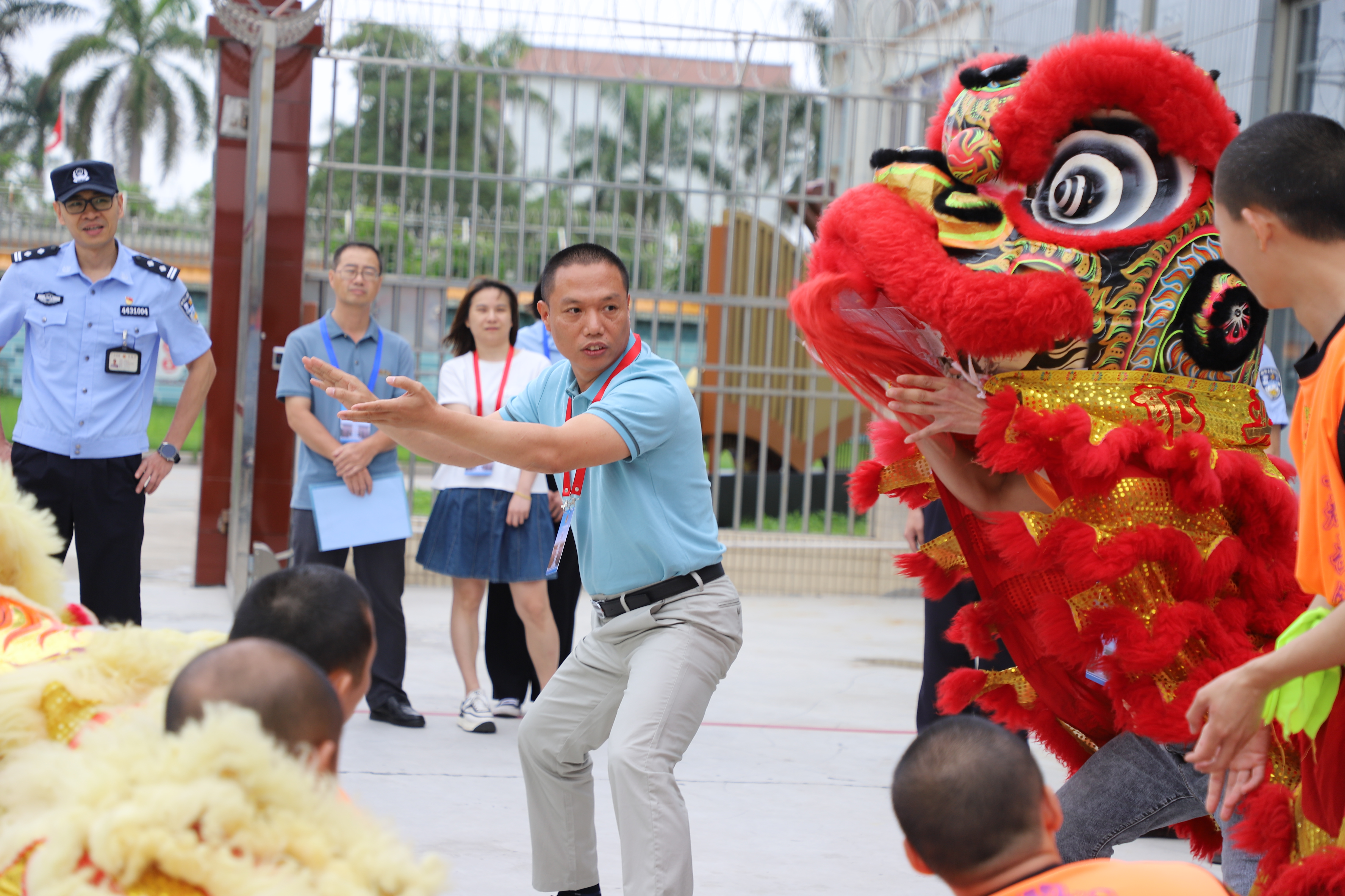 孙淑强进行现场舞狮教学.JPG
