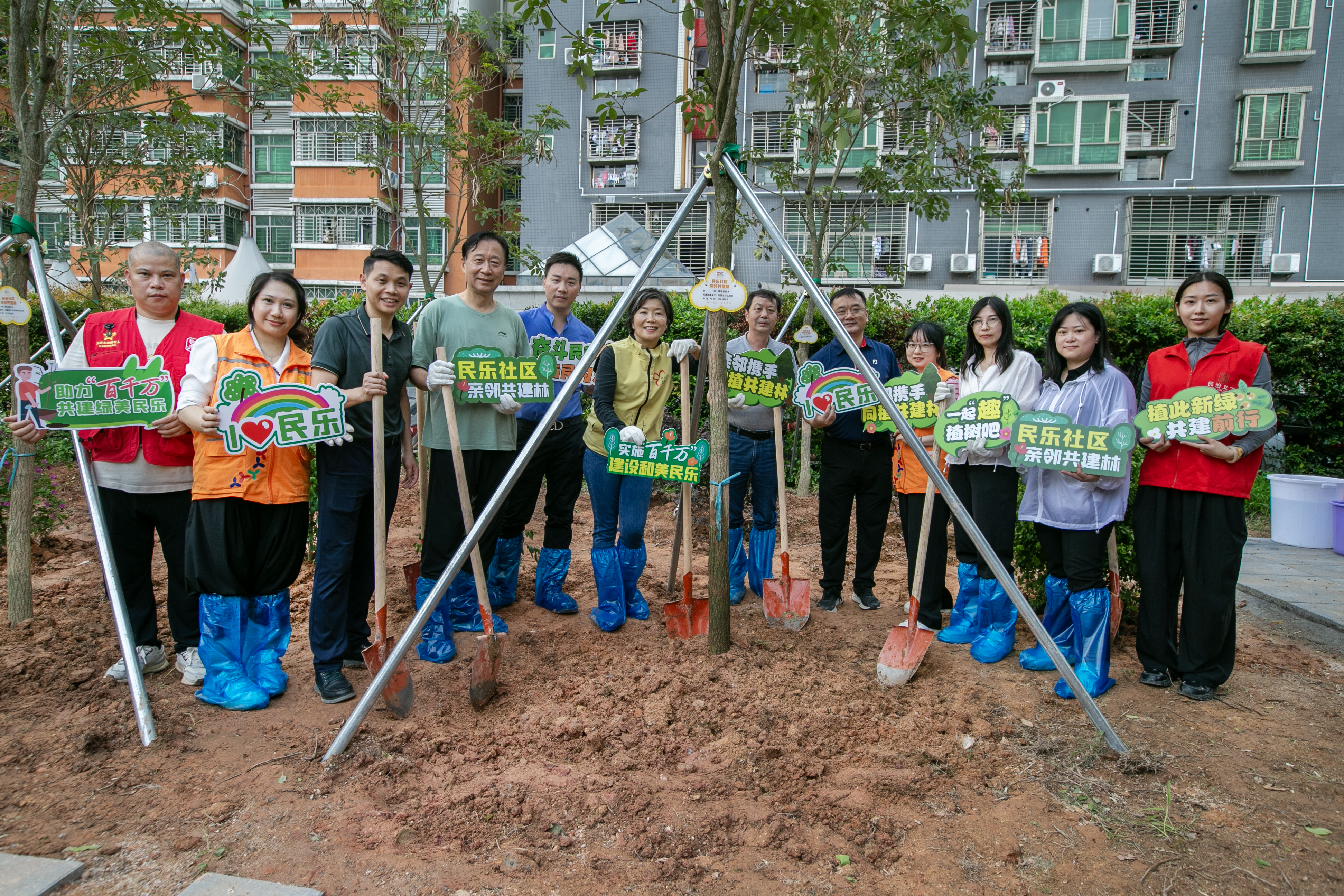 民盟龙华总支公益植树活动2.jpg