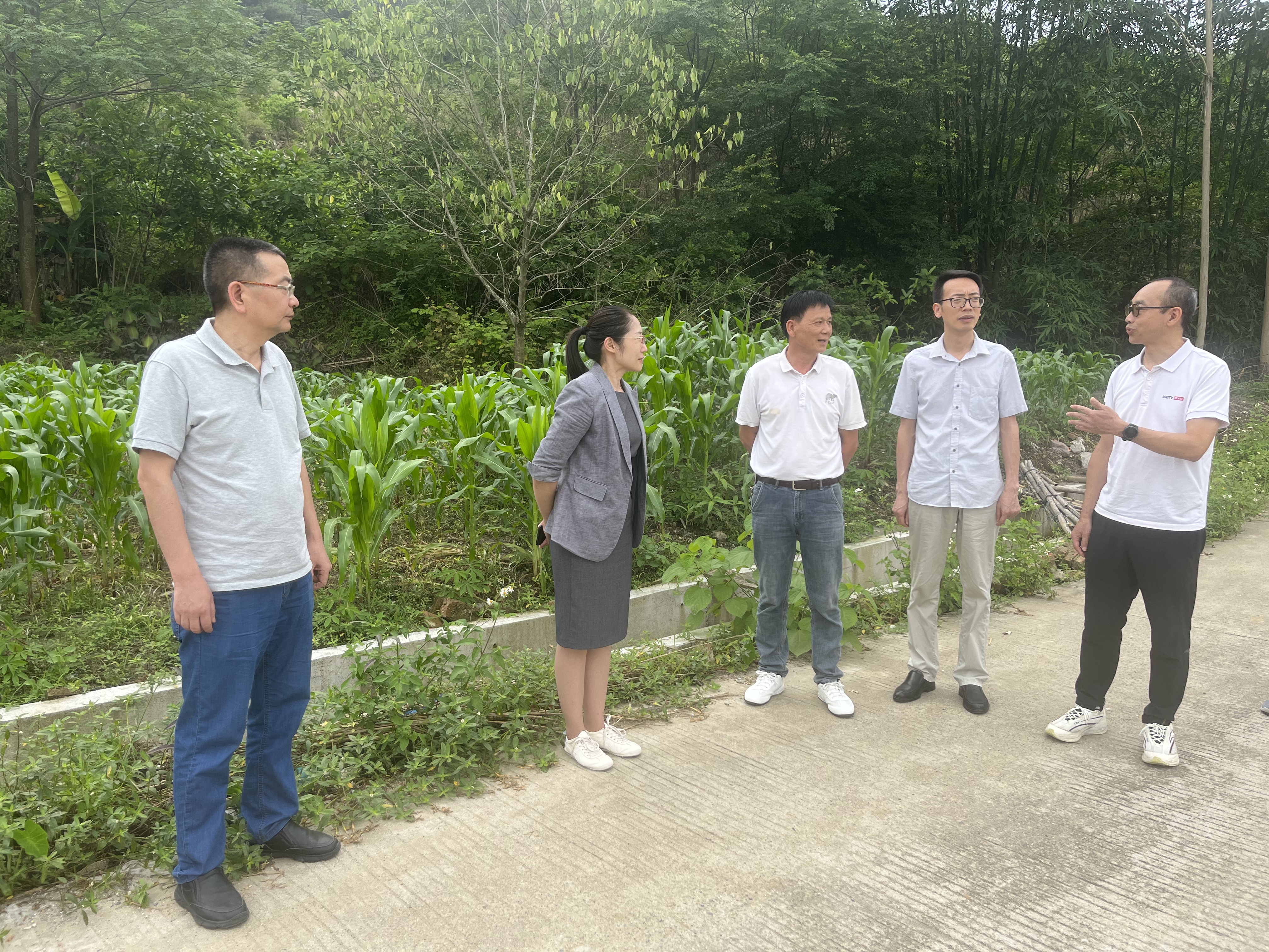 图四 参观新寨村排灌水渠.jpg