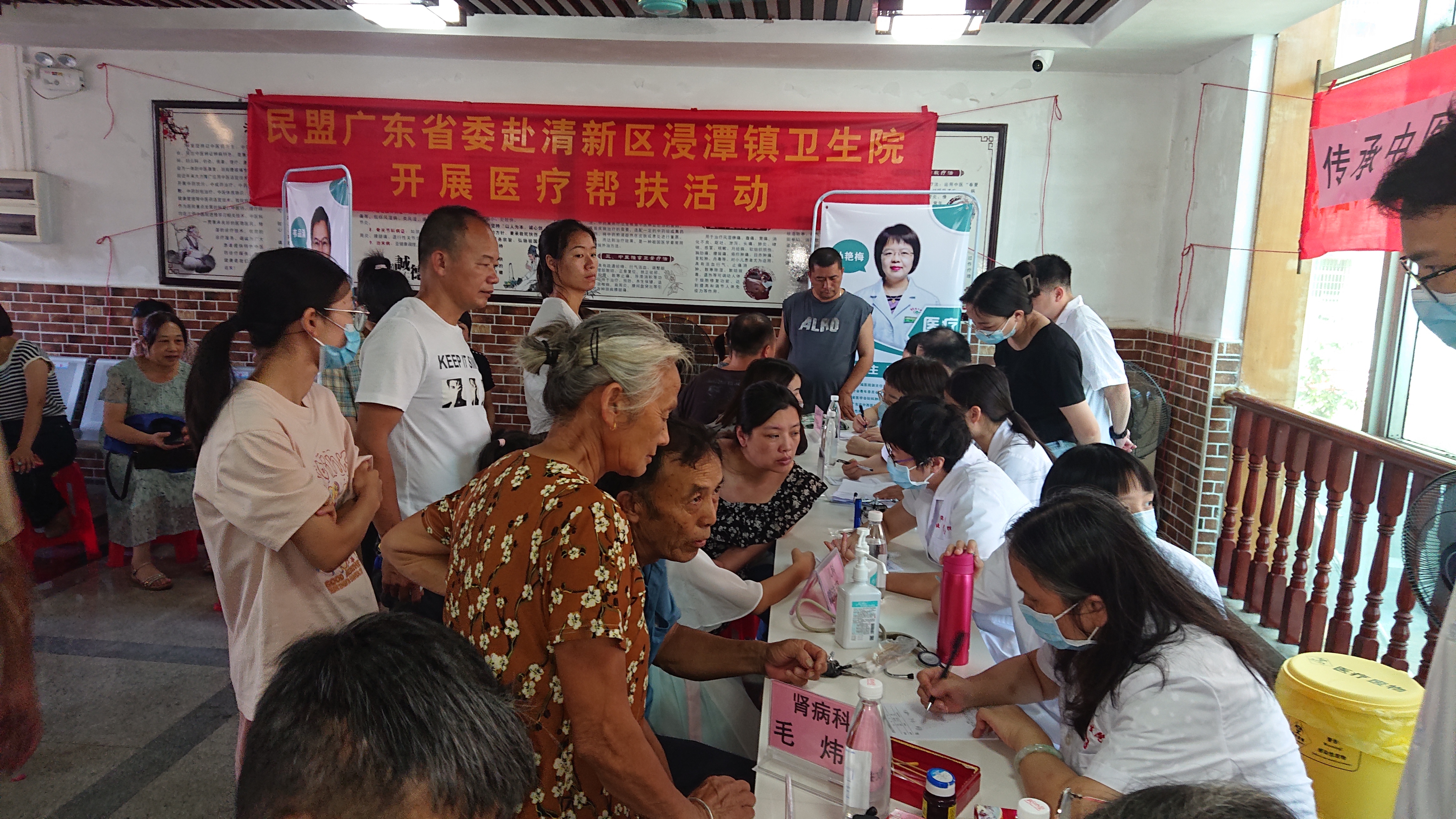 图6 义诊现场二.JPG