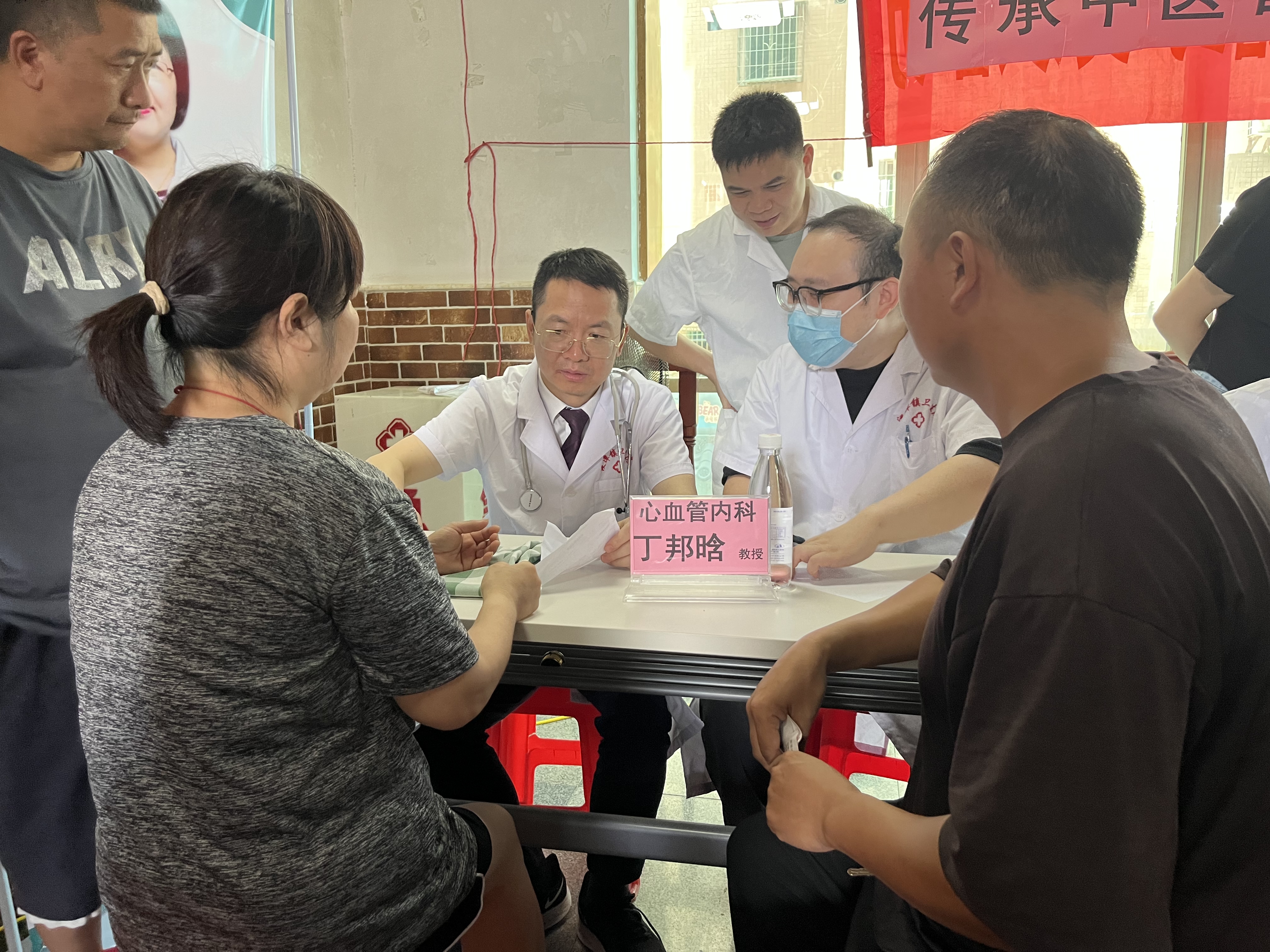图8 义诊现场四.jpg