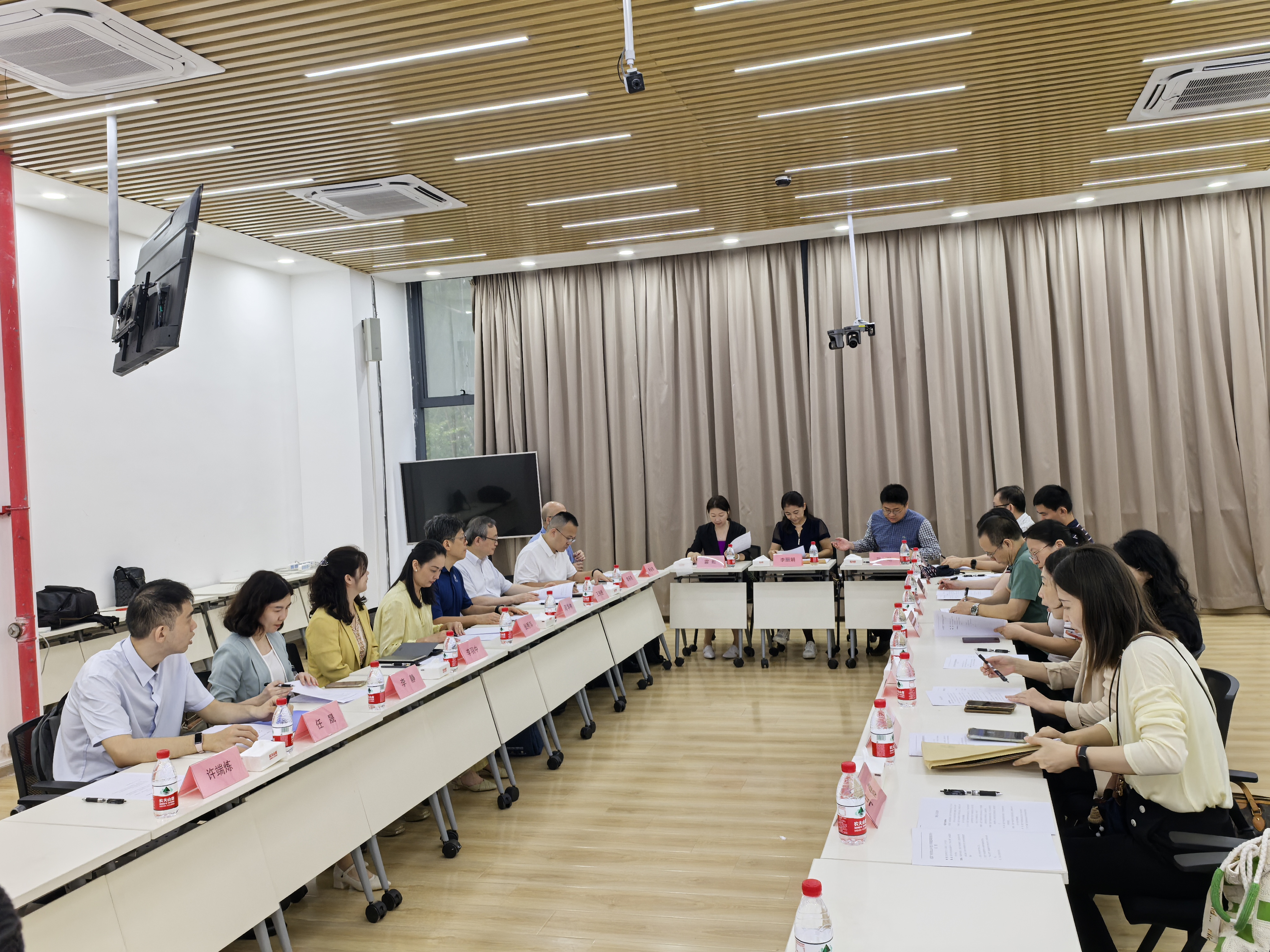 21日上午座谈会.jpg