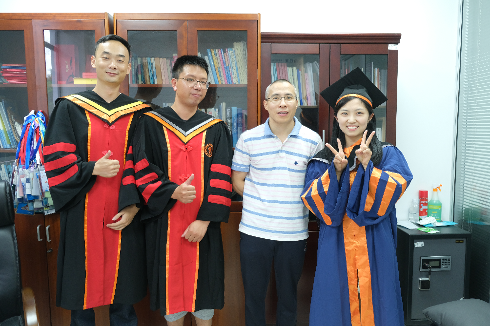 刘心元与学生的合影.png