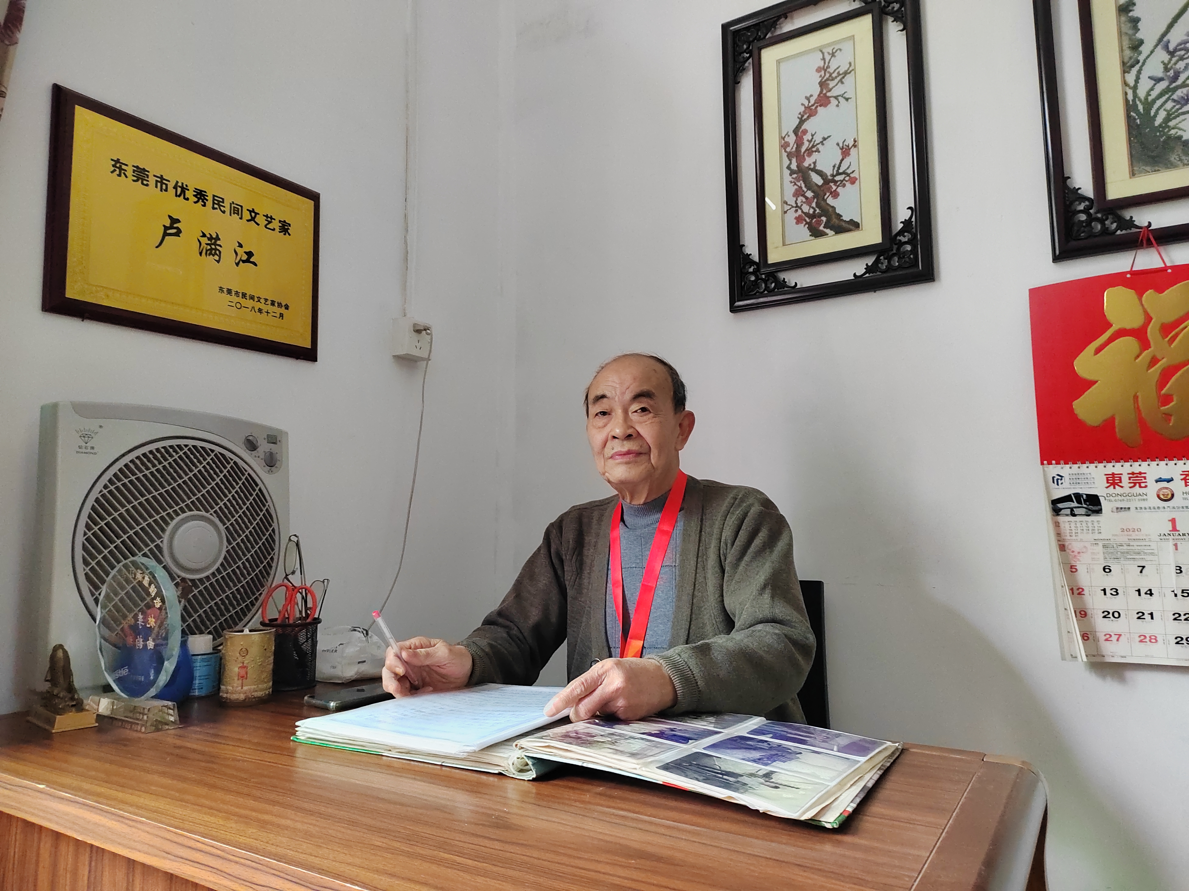 图六：2022年1月卢满江在自家书房.jpg