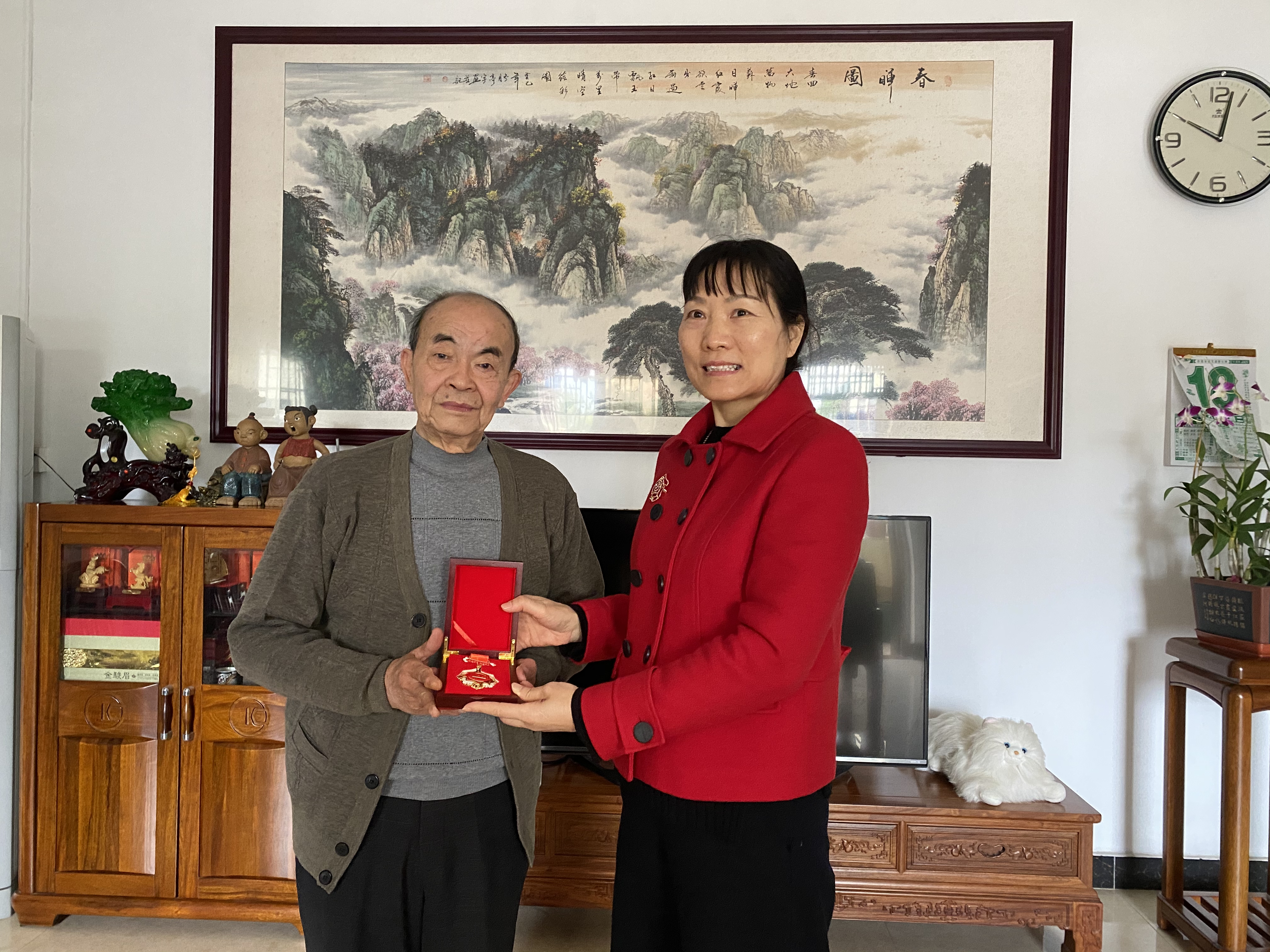 图七：2022年1月南城总支主委曾平英为卢满江颁发30年盟龄纪念勋章.jpg