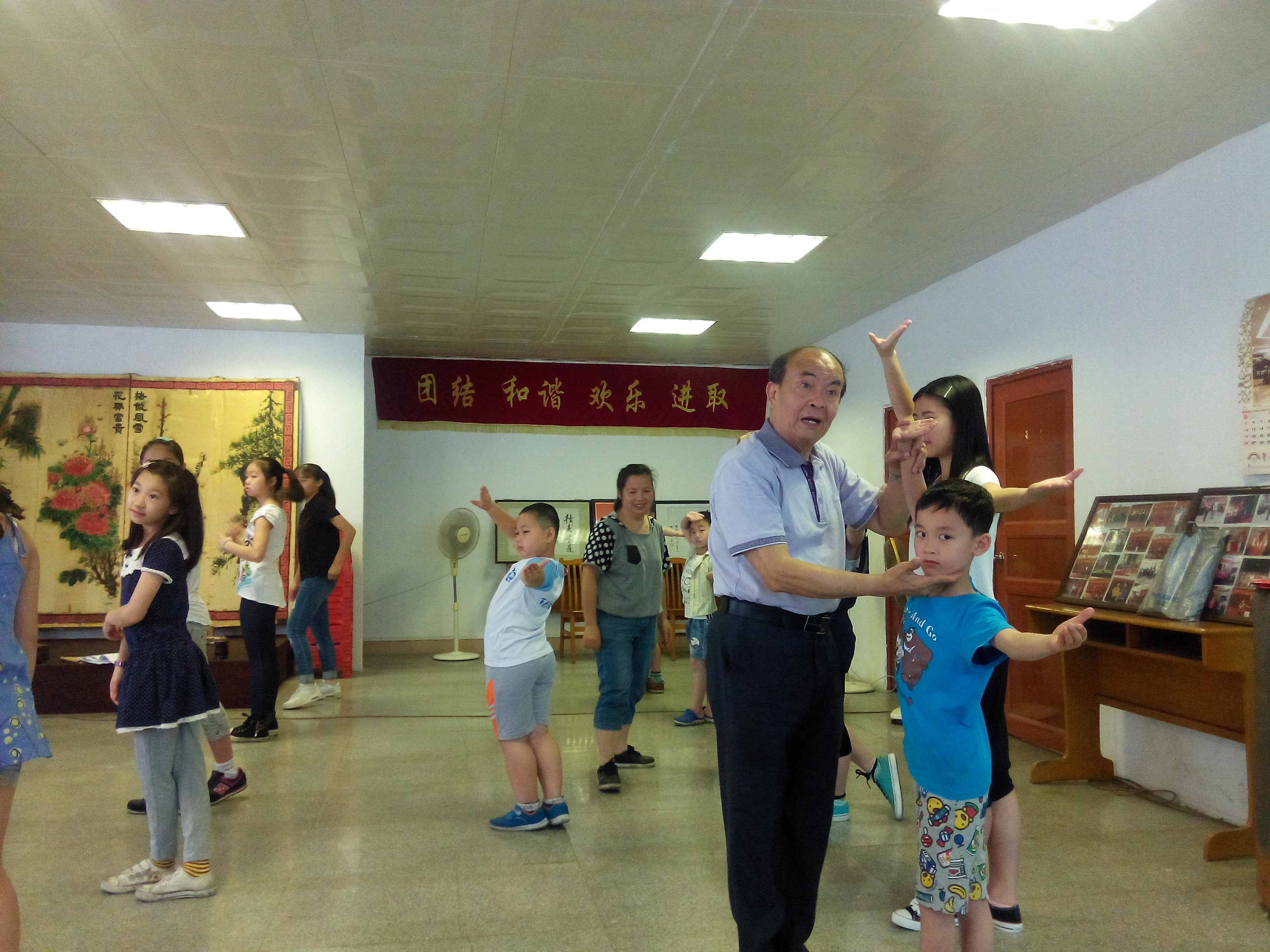 图三：2012年至2015年，莞城举办少儿粤剧培训班，卢满江（中间者）在指导学生。.jpg