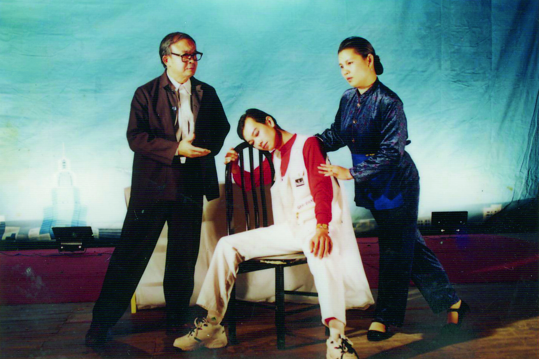 图一：1996年卢满江在广东省第二届群众戏剧花会《夫子开店》剧目演出中荣获表演奖。（左一为卢满江）.jpg