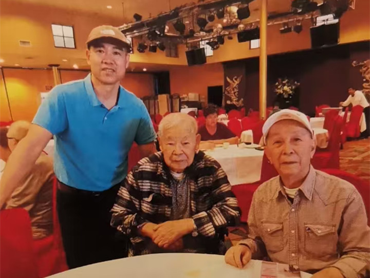 2余德明老师（右1）与马汝荣学长（中）合照.jpg