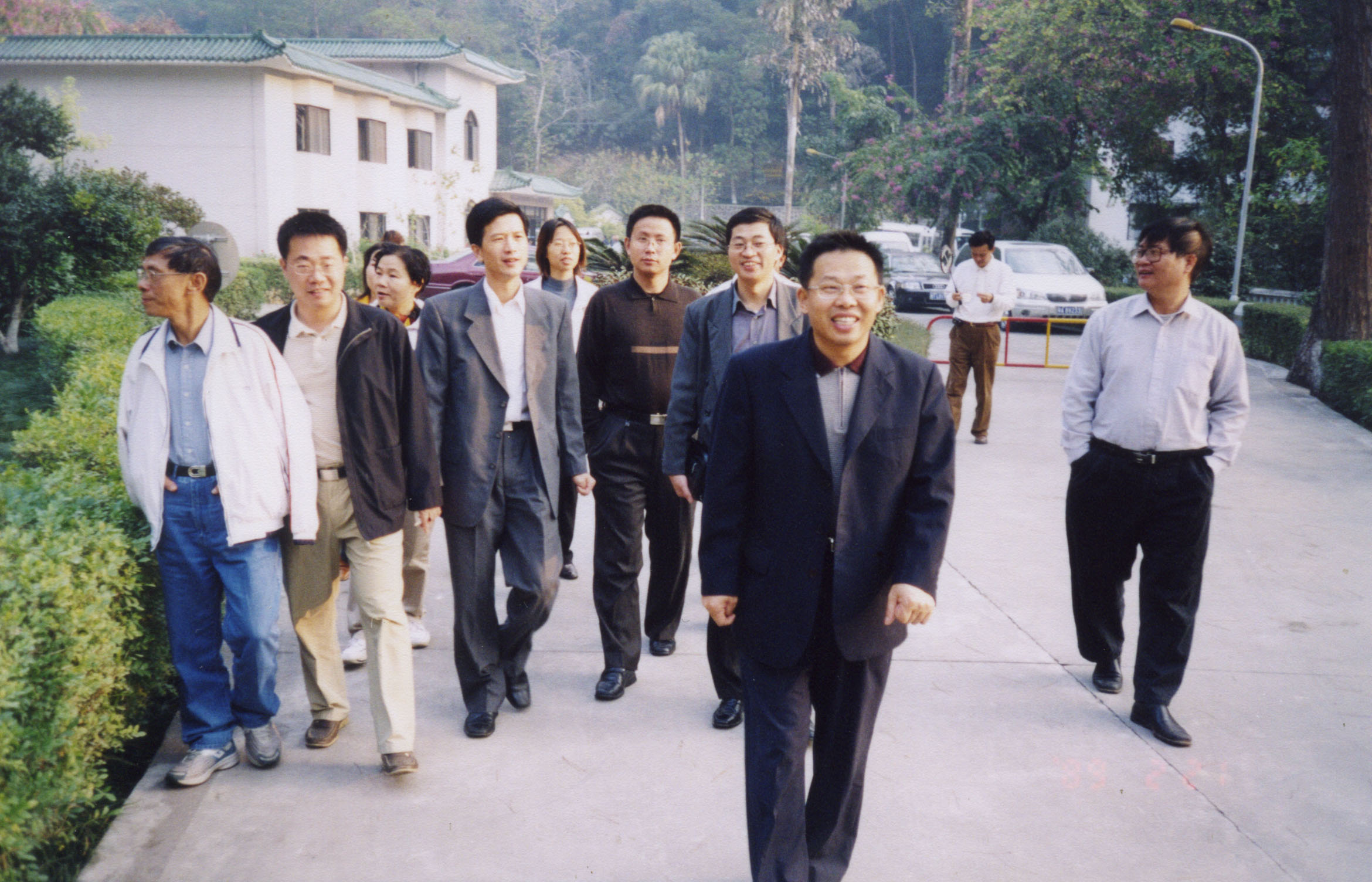 06-2-2004年时任民盟市委会马志刚（前）率调研组赴基层调研.jpg