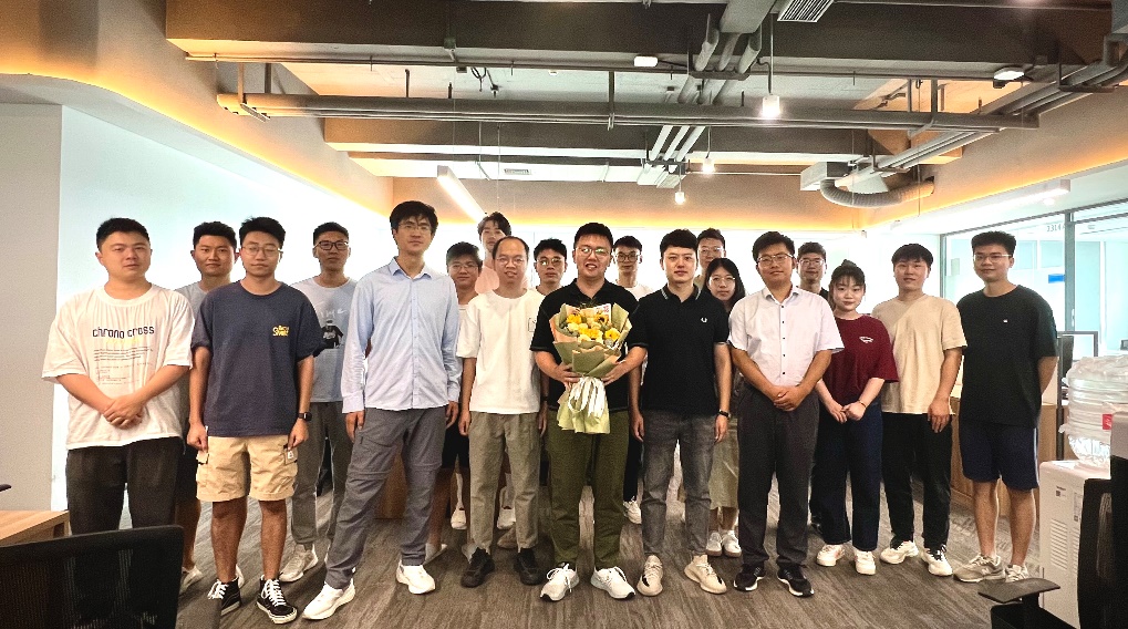 梁骁俊与鹏城实验室工业智能团队成员教师节合影.jpg