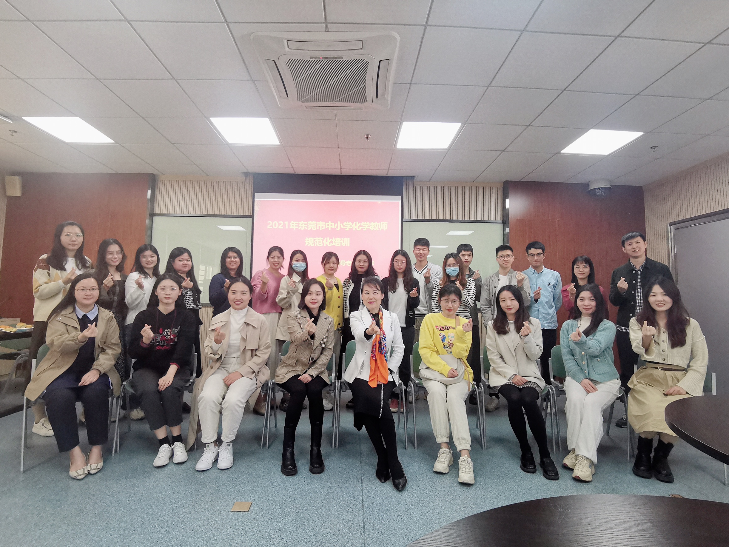 图3-受邀担任东莞市化学科新教师规范化培训导师.JPG