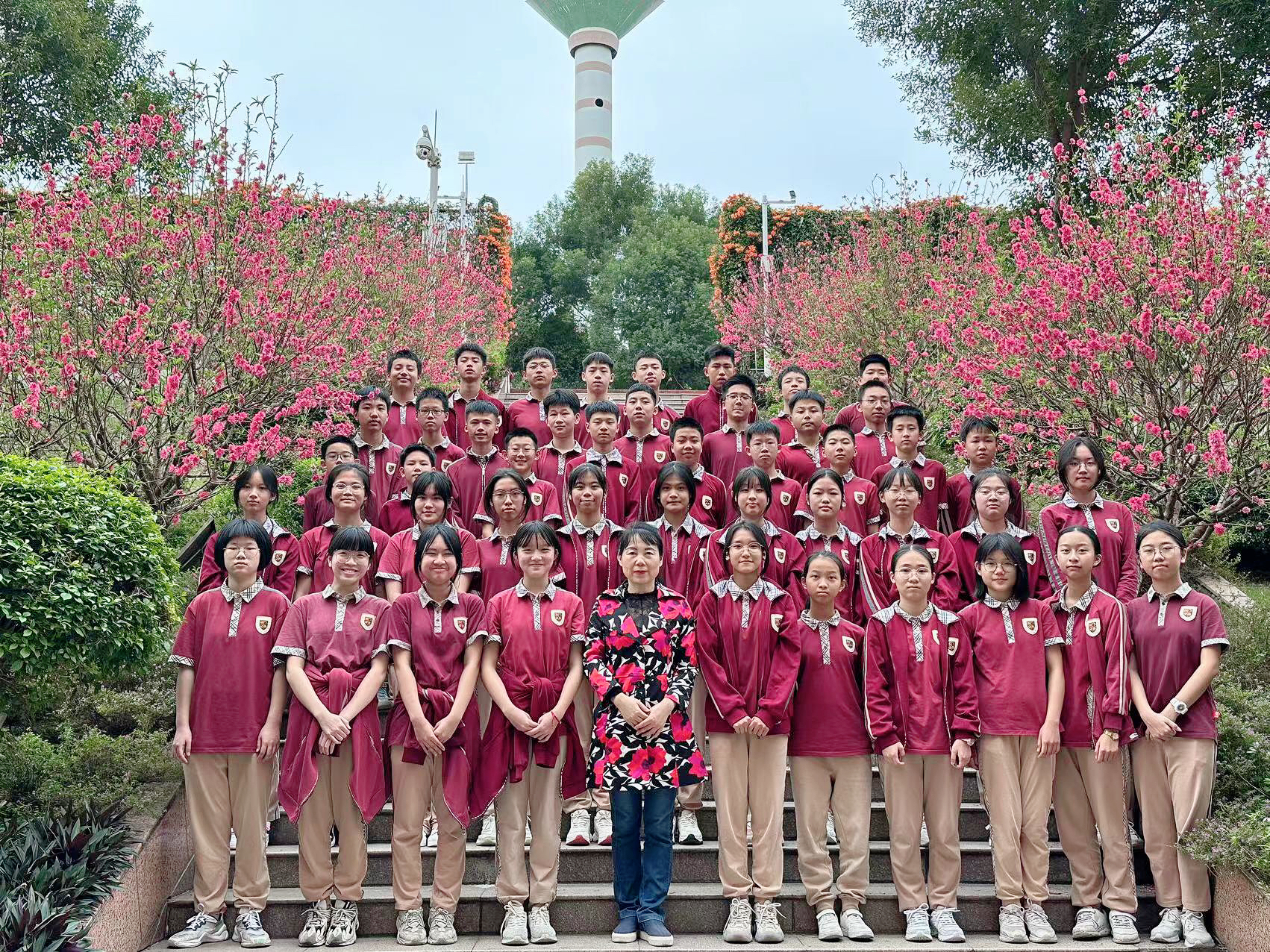 图5-师生校园留影.JPG