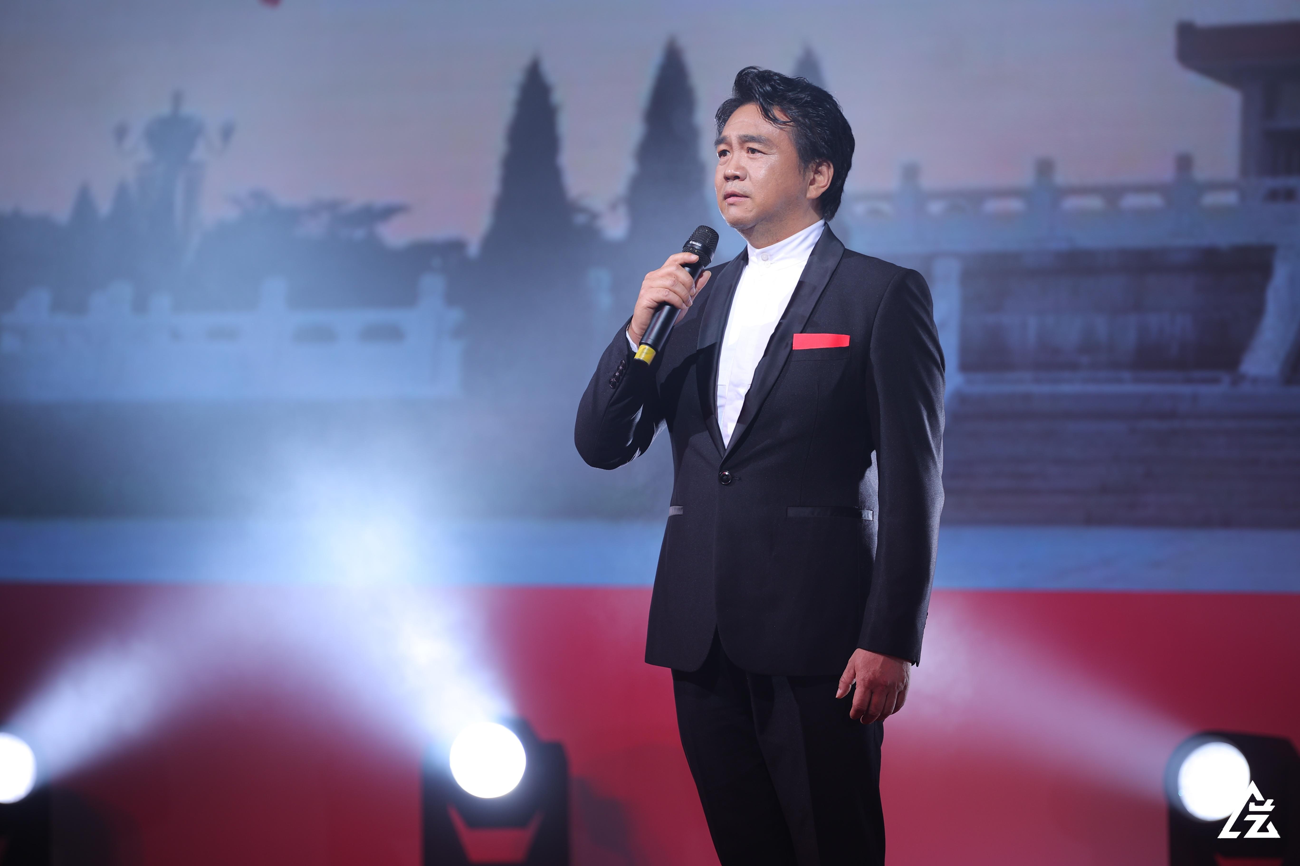 2023年4月1日，杨召江在第四届“人艺杯”韶关赛区决赛暨颁奖晚会上朗诵《信仰的光芒》.jpg