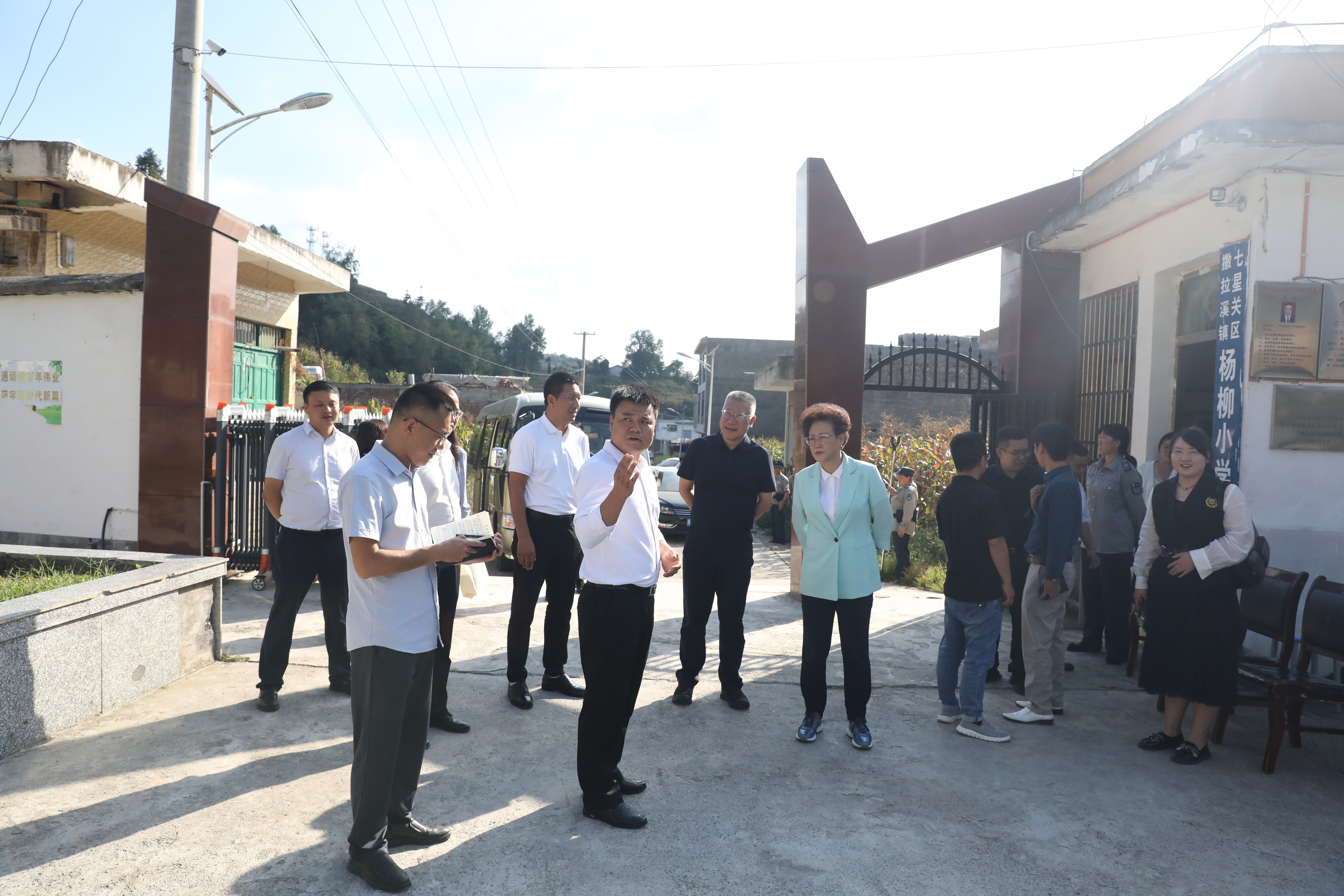 民盟深圳市委会赴毕节开展帮扶交流活动2.jpg