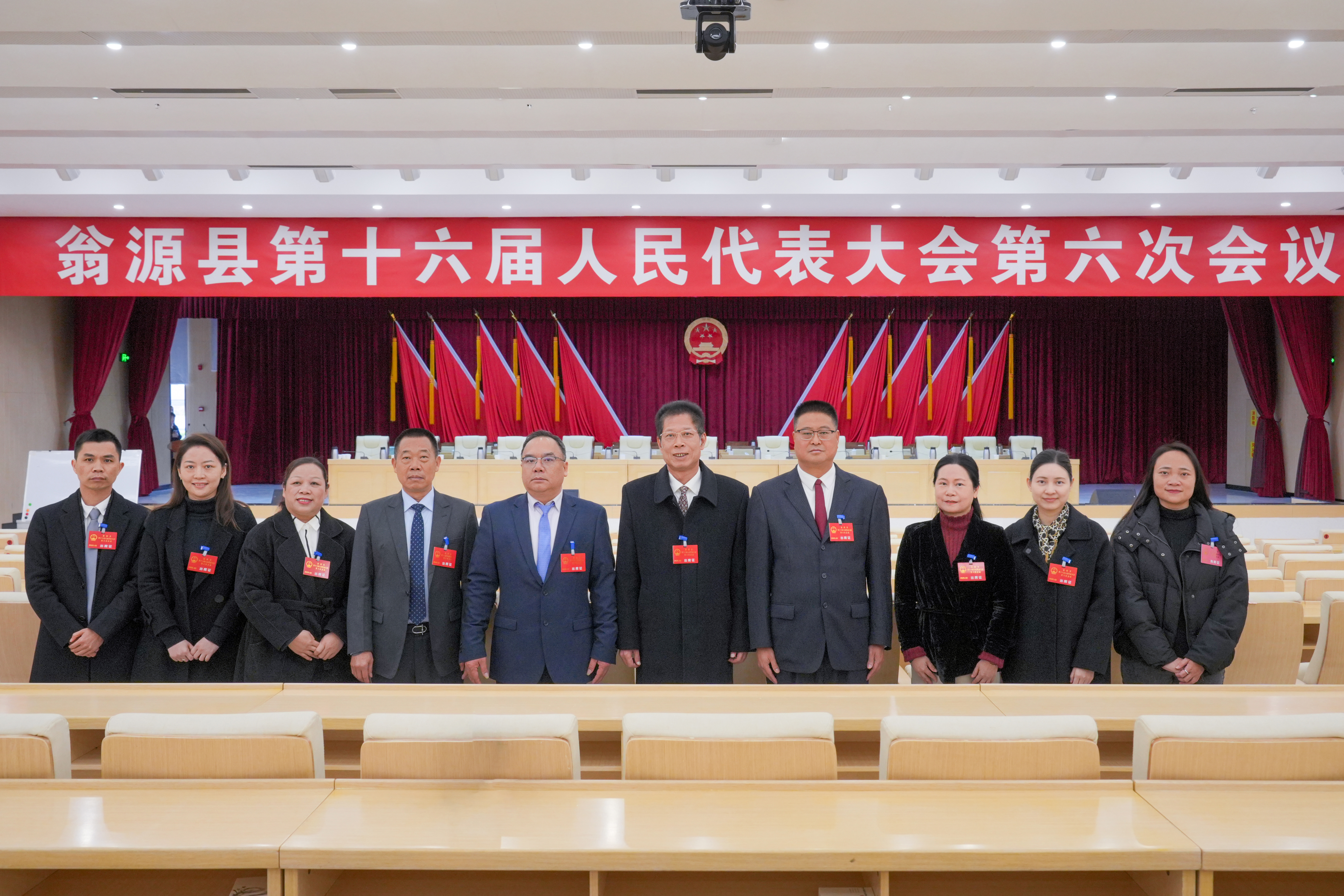 中共翁源县委书记高忠、翁源县人大常委会主任谢向军和盟员人大代表合影.jpg