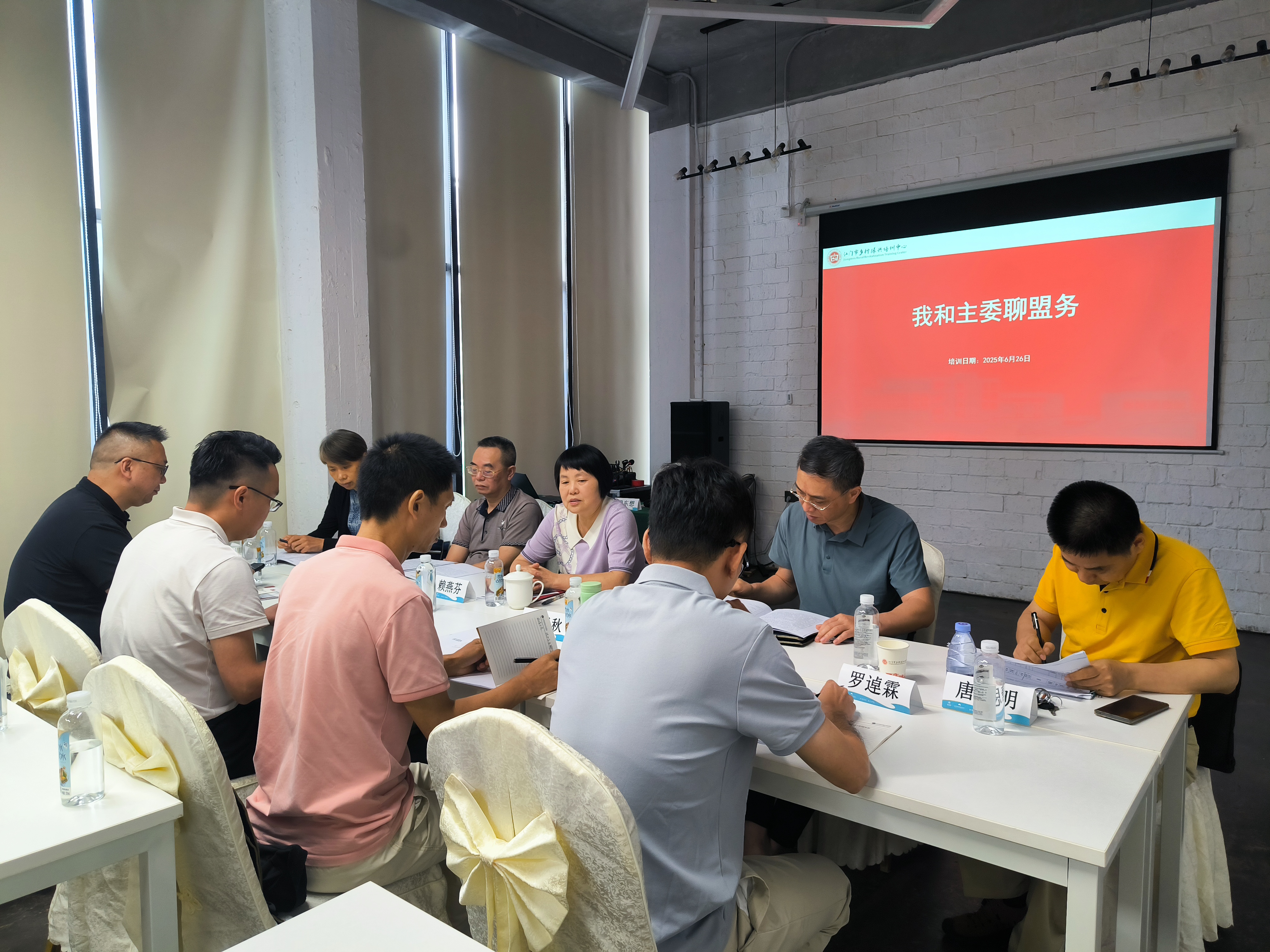赖主委与盟员聊盟务.jpg