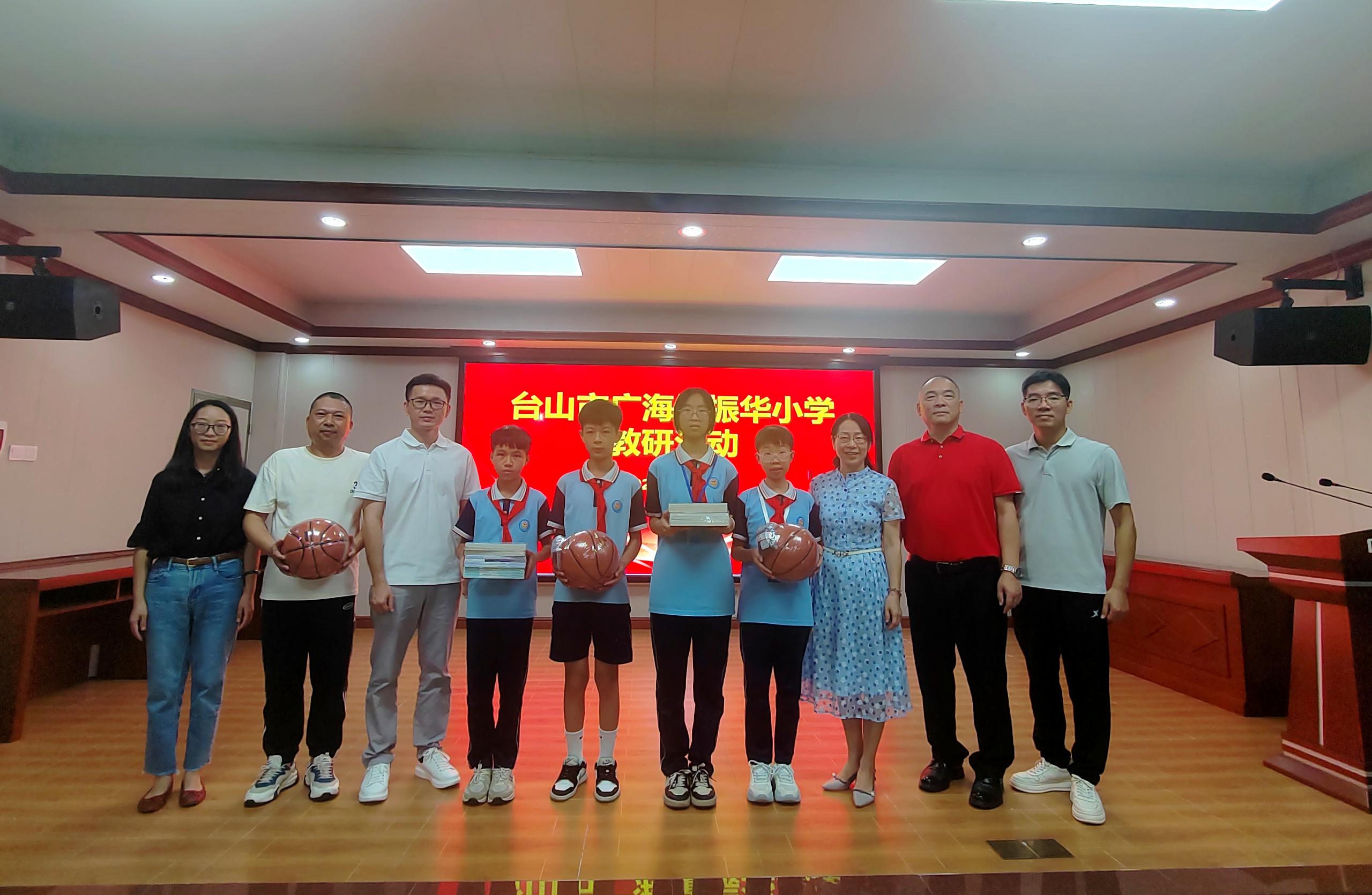 民盟台山市委会向广海镇振华小学捐赠书籍和体育器材.jpg