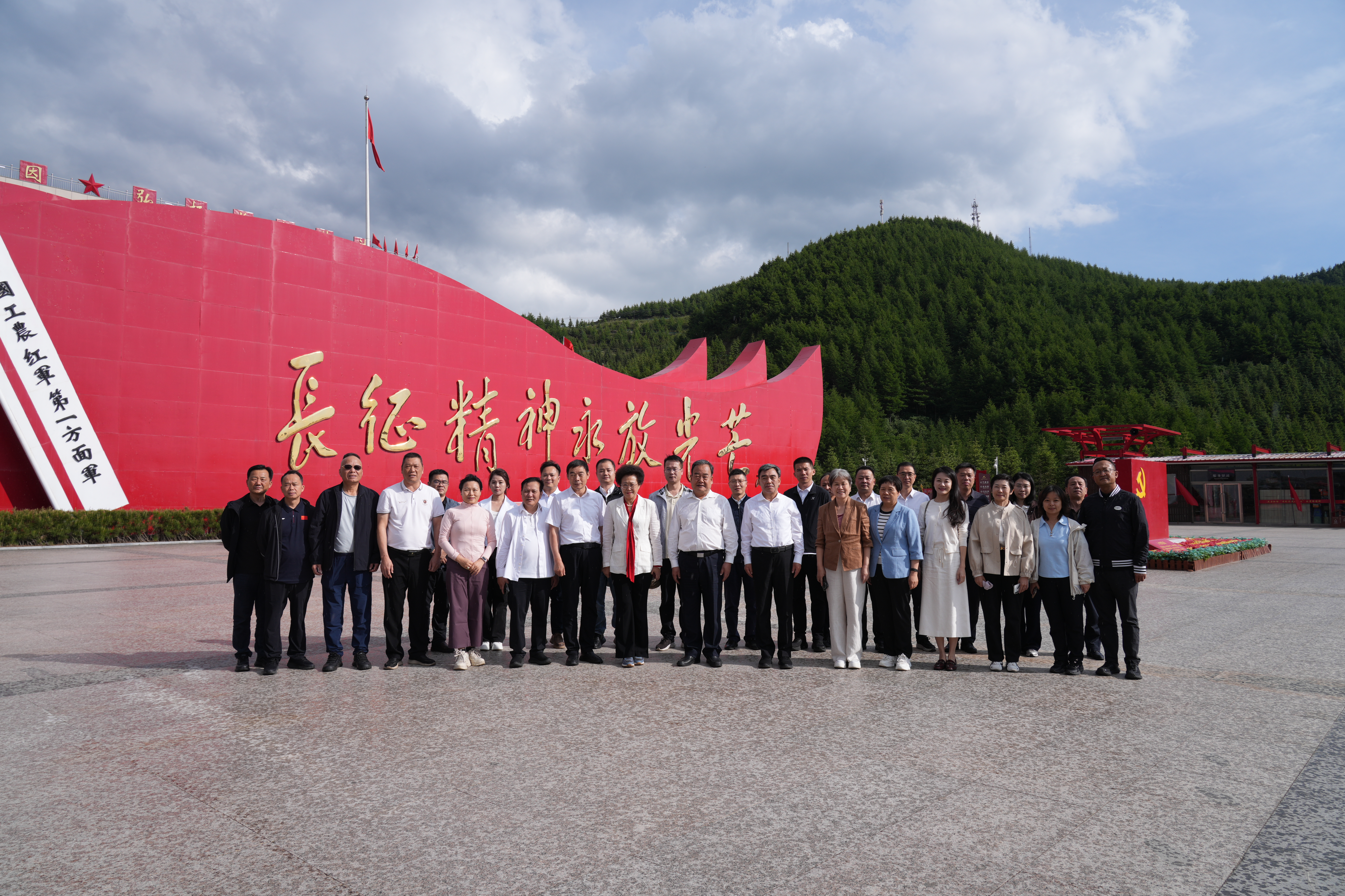 参观六盘山红军长征纪念馆.jpg